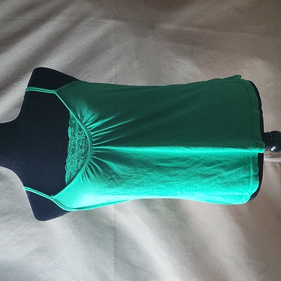 Green top with lace front Large - Picture 2 of 6